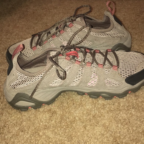 Columbia woman’s hiking shoes - Picture 2 of 3